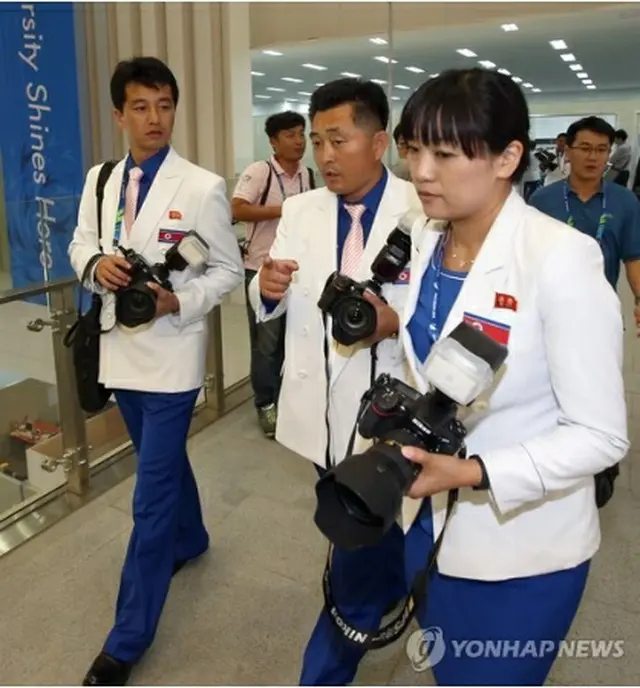 メーンプレスセンターを見て回る北朝鮮の記者＝12日、仁川（聯合ニュース）