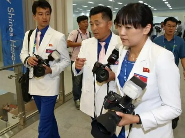 メーンプレスセンターを見て回る北朝鮮の記者＝12日、仁川（聯合ニュース）