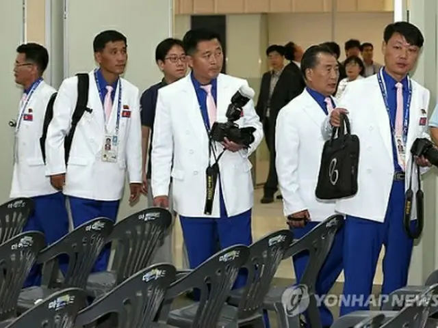 メーンプレスセンターを訪れた北朝鮮記者団＝12日、仁川（聯合ニュース）