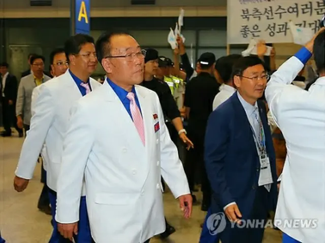 仁川国際空港に到着した北朝鮮選手団＝16日、仁川（聯合ニュース）