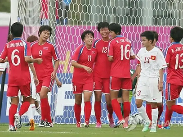 ゴールを決めて喜ぶ赤いユニフォームの北朝鮮選手たち＝16日、仁川（聯合ニュース）