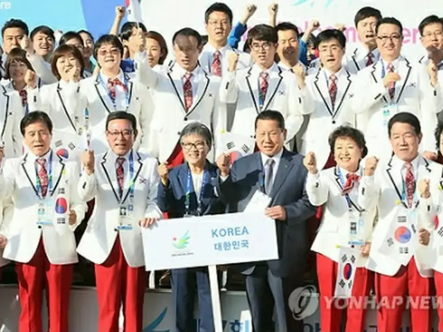 入村式に出席した韓国選手団の役員ら＝18日、仁川（聯合ニュース）