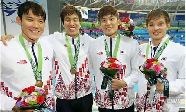 競泳800メートルリレーで銅メダルを獲得した韓国選手ら＝22日、仁川（聯合ニュース）