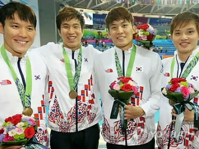 競泳800メートルリレーで銅メダルを獲得した韓国選手ら＝22日、仁川（聯合ニュース）