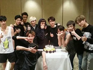 「EXO」、バンコクコンサート終了記念に仲良くパシャリ