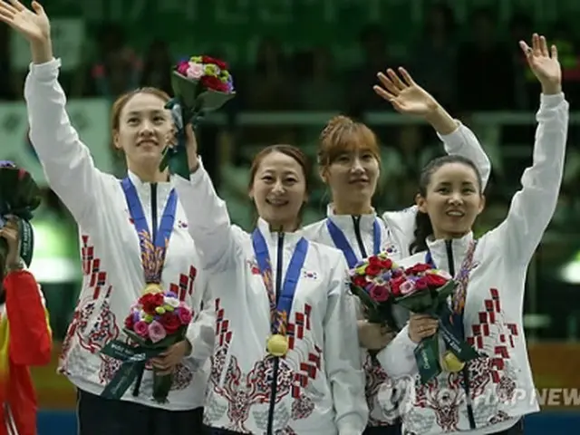 表彰式で手を振る韓国選手ら＝２４日、高陽（聯合ニュース）