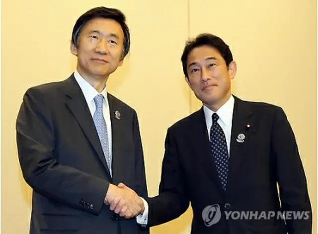 握手を交わす韓日外相（資料写真）＝（聯合ニュース）
