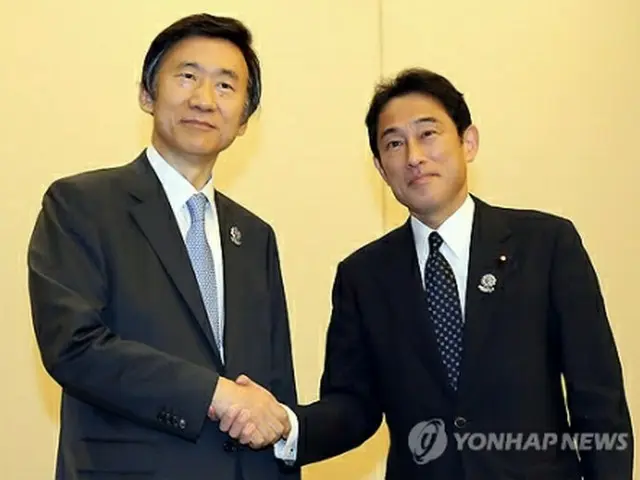 握手を交わす韓日外相（資料写真）＝（聯合ニュース）