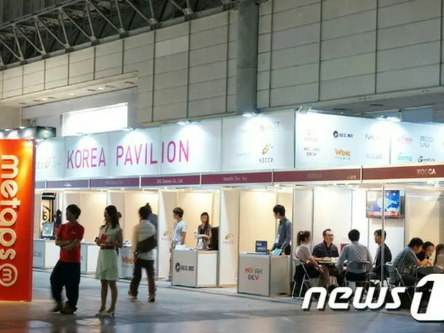 去る18日から19日まで開催された「2014東京ゲームショウ」の韓国共同館で日本、中国、ベラルーシの海外バイヤーらが訪問し、韓国ゲーム企業とマッチングを行っている。（提供:news1）