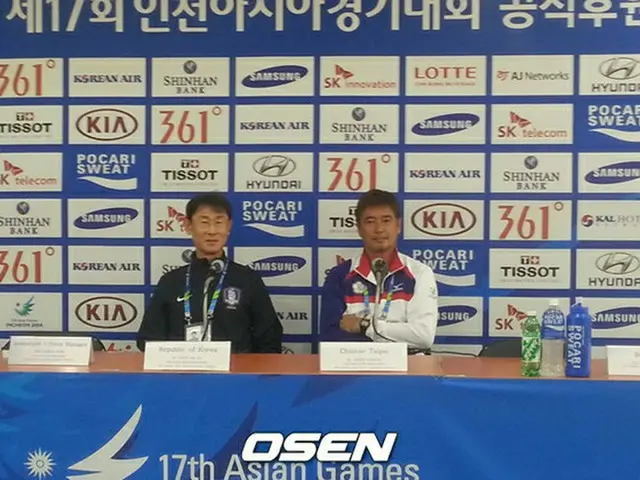 韓国代表のユン・ドギョ監督（左）と台湾代表の柳楽雅幸監督（右）（提供:OSEN)