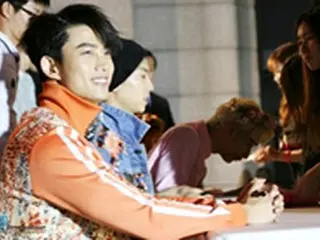 「2PM」、韓流スター通りでのサイン会にファン殺到