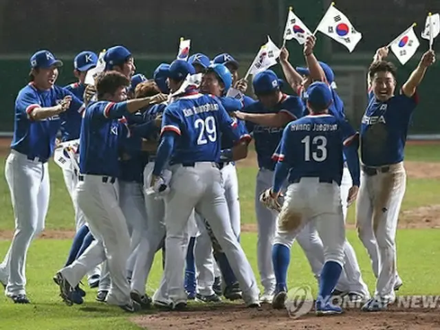 金メダルを獲得し歓喜する韓国代表＝２８日、仁川（聯合ニュース）