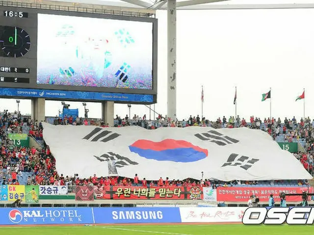 サッカー日韓戦で韓国サポーターが安重根の肖像画を掲げる