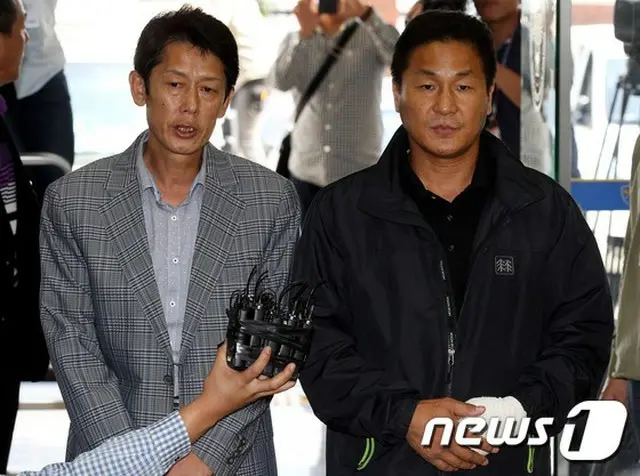 セウォル号家族対策委員会キム・ビョングォン前委員長（右）とキム・ヒョンギ首席副委員長