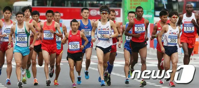 3日、仁川アジア大会・陸上男子マラソンが行われ、カンボジア代表として出場した猫ひろしが2時間34分16秒で14位を記録。開催国・韓国でも“日本出身の芸人ランナー”として話題に。