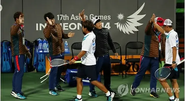 喜び合う韓国のソフトテニス男子チーム＝４日、仁川（聯合ニュース）
