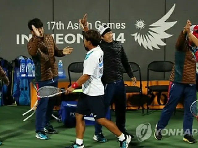 喜び合う韓国のソフトテニス男子チーム＝４日、仁川（聯合ニュース）