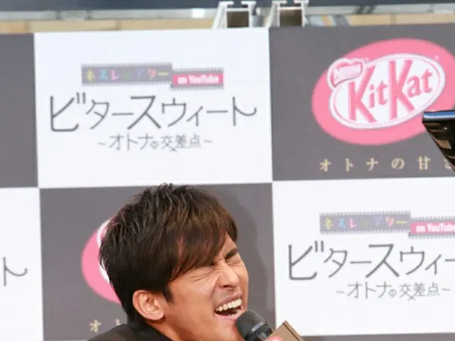 「ビタースウィート ～オトナの交差点～」主題歌「Brand New Day」を弾き語り生歌で披露したK（提供:ネスレ「オトナの甘さ」）