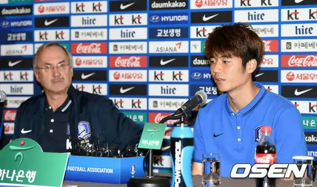 ウリ・シュティーリケ韓国サッカー代表新監督のデビュー戦であるパラグアイ戦の主将に指名されたキ・ソンヨン（右）＝（提供:OSEN）