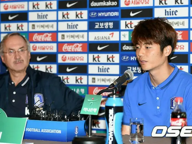 ウリ・シュティーリケ韓国サッカー代表新監督のデビュー戦であるパラグアイ戦の主将に指名されたキ・ソンヨン（右）＝（提供:OSEN）