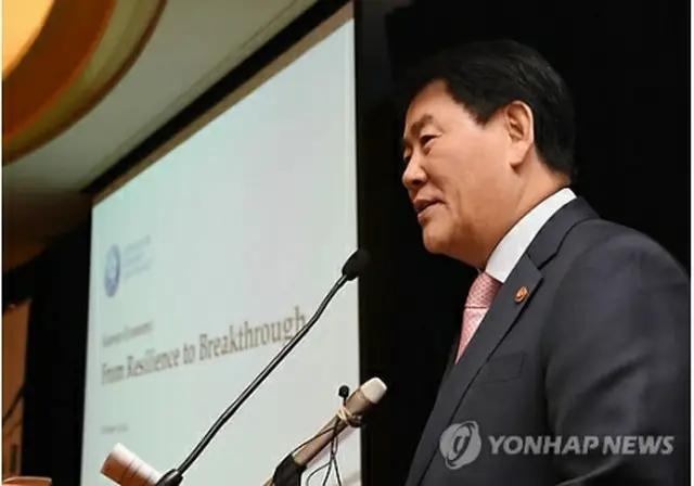 海外投資家らに説明会を行う崔副首相＝（聯合ニュース）