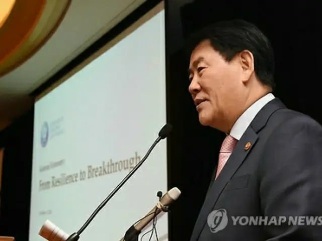 海外投資家らに説明会を行う崔副首相＝（聯合ニュース）