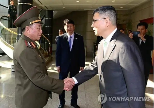 握手を交わす韓国国防部の柳済昇国防政策室長と朝鮮人民軍の金英哲偵察総局長（国防部提供）＝１５日、板門店（聯合ニュース）