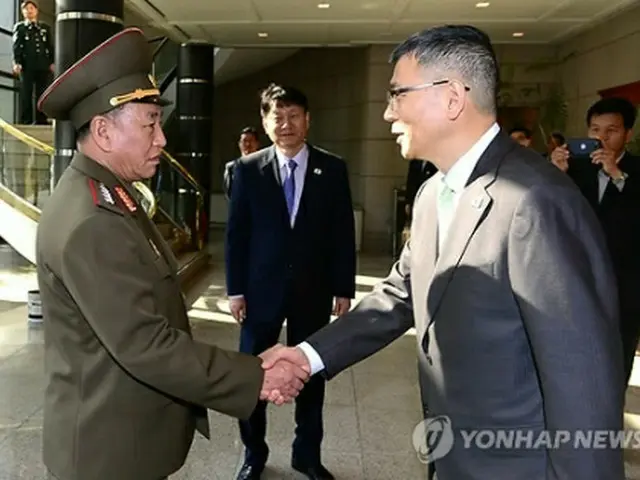 握手を交わす韓国国防部の柳済昇国防政策室長と朝鮮人民軍の金英哲偵察総局長（国防部提供）＝１５日、板門店（聯合ニュース）