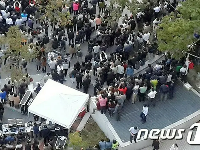 17日午後5時50分ごろソウル近郊の京畿道城南市で開催の野外イベントで換気口の上にいた観客が換気口ふたとともに墜落し、16名が死亡、11名が重軽傷を負った。写真は事故前の様子。（提供:news1）