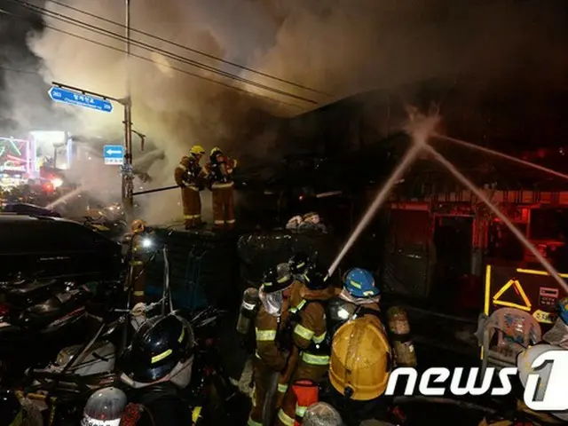 去る20日夜10時57分ごろ、ソウル・東大門総合市場向かい側の衣類副資材を扱う商店街建物で大火災が発生した（提供:news1）