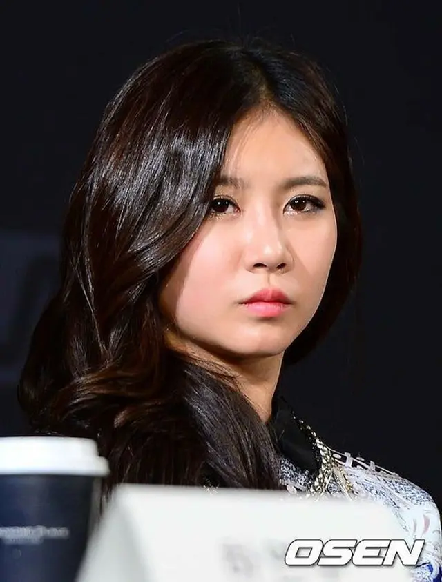 俳優イ・ビョンホンを脅迫した容疑で拘束起訴されたガールズグループ「GLAM」ダヒ（20）が21日、法廷に反省文を提出した。