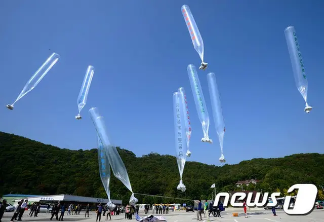 韓国統一部は22日、北朝鮮非難ビラ散布問題と関連し警察が航空法の適用を検討しているという一部報道と関連し、「関係省庁と検討する」という立場を明らかにした。（提供:news1）