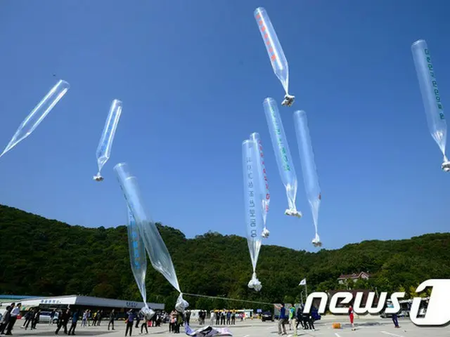 韓国統一部は22日、北朝鮮非難ビラ散布問題と関連し警察が航空法の適用を検討しているという一部報道と関連し、「関係省庁と検討する」という立場を明らかにした。（提供:news1）