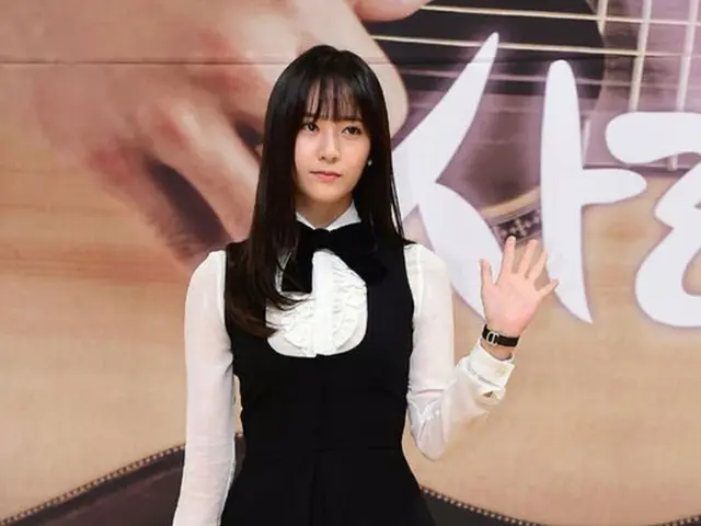 上海で開催された「SMTOWN LIVE WORLD TOUR IV in SHANGHAI」にて「f(x)」のクリスタルが「Red Light」の公演を披露した直後、退場途中に失神し、心配の声が上がっていた。