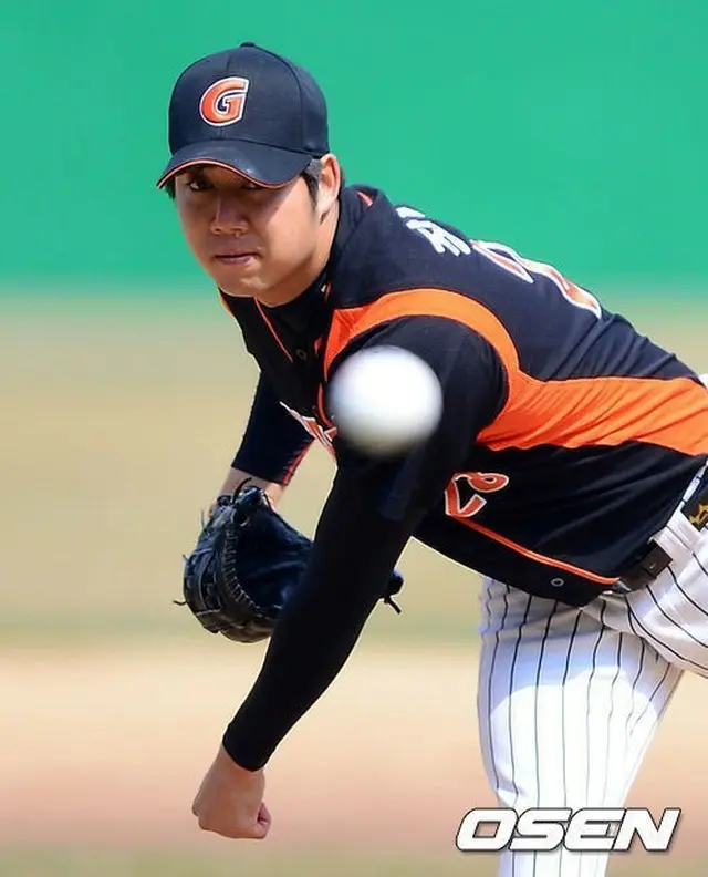 ソフトバンクの李大浩が韓国時代に所属していた韓国プロ野球ロッテ・ジャイアンツのサウスポー、チャン・ウォンジュン（張元準）に、日本の球団が関心を寄せているという。（写真:OSEN）