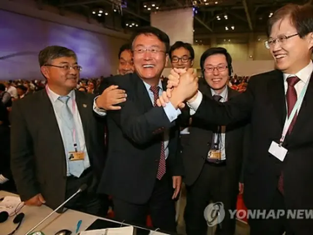 ＩＴＵ標準化総局長の選出を喜ぶ李在攝氏＝２４日、釜山（聯合ニュース）