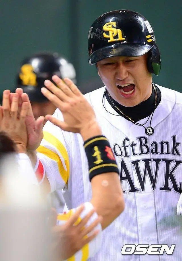 “優勝”に飢えていたソフトバンク・李大浩が故郷の応援団に心から感謝の気持ちを表した。（提供:OSEN）