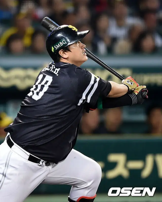 ソフトバンクの李大浩が、日本シリーズデビュー戦で打点を決めるも、ビッグな打球は見られずに終わってしまった。（提供:OSEN）
