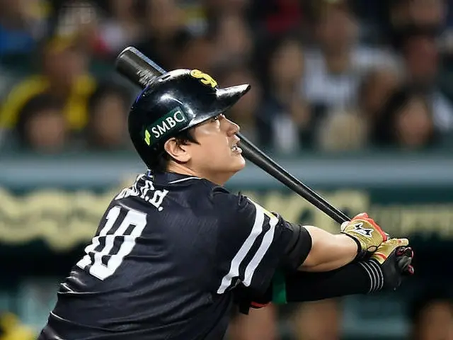 ソフトバンクの李大浩が、日本シリーズデビュー戦で打点を決めるも、ビッグな打球は見られずに終わってしまった。（提供:OSEN）