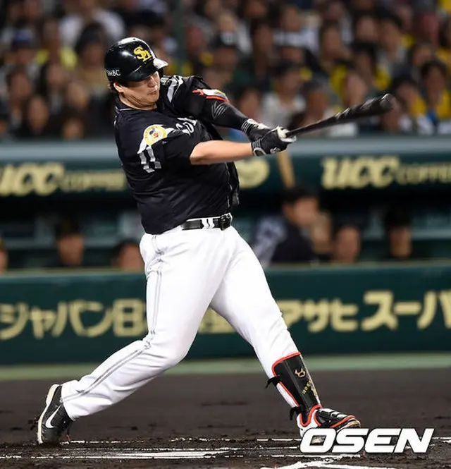 ソフトバンクの4番、李大浩が26日の第2戦で、日本シリーズでは初のホームランを放った。（提供:OSEN）