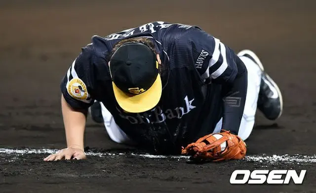26日に行われた日本シリーズ第2戦の8回裏、阪神・大和の打ったライナーをソフトバンクの1塁手イ・デホ（李大浩）が見事なダイビングキャッチを決めた。（提供:OSEN）