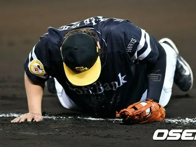 26日に行われた日本シリーズ第2戦の8回裏、阪神・大和の打ったライナーをソフトバンクの1塁手イ・デホ（李大浩）が見事なダイビングキャッチを決めた。（提供:OSEN）