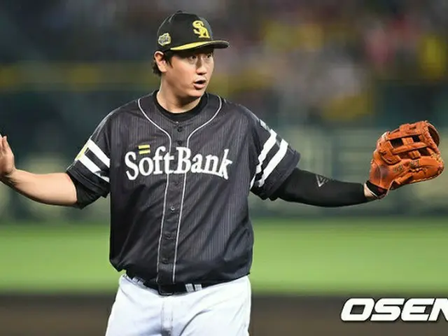 ソフトバンクの4番、李大浩がホームランに好守備でチームを反撃の1勝に導いた。（提供:OSEN）
