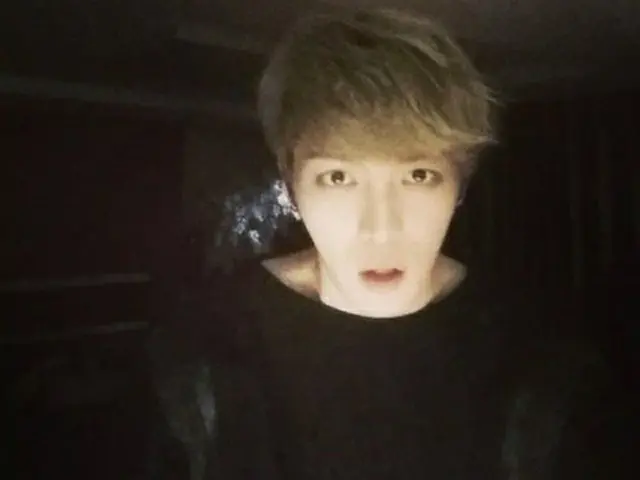 アジア各国で大人気の男性グループ「JYJ」メンバーのジェジュンが、暗闇の中で輝く美貌を見せた。（ジェジュンのInstagramより　提供:OSEN）