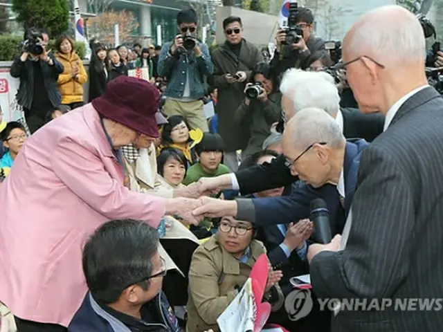 慰安婦被害者に謝罪する日本人牧師＝２９日、ソウル（聯合ニュース）