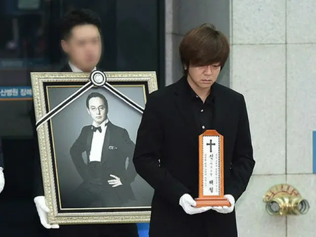 韓国歌手ユン・ドヒョンをはじめ、PSY（サイ）、ユン・ジョンシン、イ・スンチョルなど故シン・ヘチョルの仲間たちが彼を見送りながら涙を流した。（提供:OSEN）