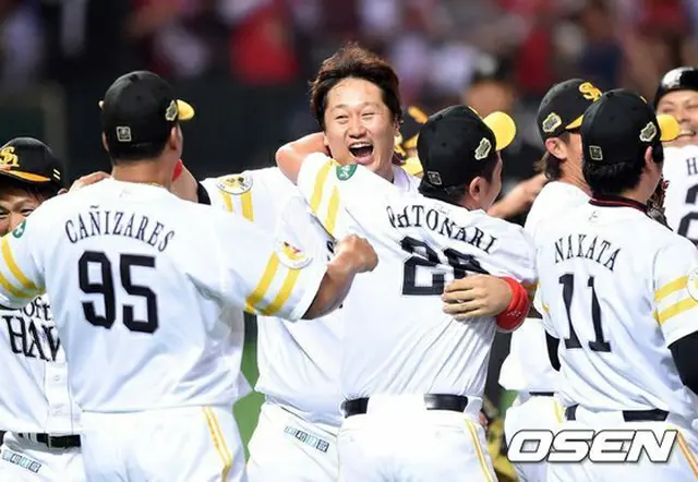 福岡ソフトバンクホークス4番イ・デホ（李大浩）がプロデビューして初となる優勝の栄光を手にした。シャンパンパーティーを楽しんだイ・デホは、帰り際に報道陣の質問に答えた。