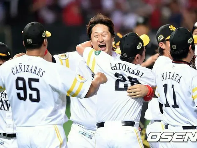 福岡ソフトバンクホークス4番イ・デホ（李大浩）がプロデビューして初となる優勝の栄光を手にした。シャンパンパーティーを楽しんだイ・デホは、帰り際に報道陣の質問に答えた。