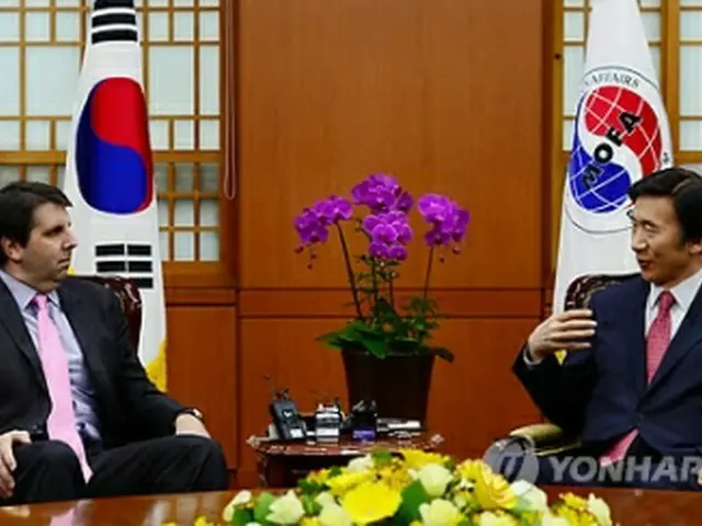 米国のリッパート新駐韓大使（左）と会談する尹炳世外交部長官＝３１日、ソウル（聯合ニュース）