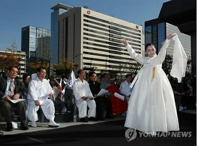 会見後、世宗路公園で行われた「太平洋戦争犠牲者全国合同追悼際」＝３日、ソウル（聯合ニュース）